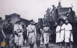 Panglima Besar Jenderal Soedirman saat mengadakan pemeriksaan Divisi P di sambut oleh relawan wan...