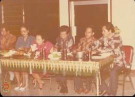 Anggota DPRD DIY Komisi A dan wakil Pemerintah Daerah A sedang menikmati hidangan di RM. Ny. Suharti
