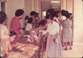 Ibu - ibu Dharma Wanita sibuk melayani dalam Pasar Murah menjelang lebaran 1981
