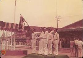 Petugas upacara membawa bendera panji penghargaan Parasamya.