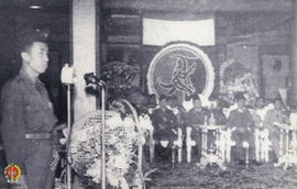 Panglima Besar Jenderal Soedirman menghadiri pertemuan pimpinan partai politik duduk berdampingan...