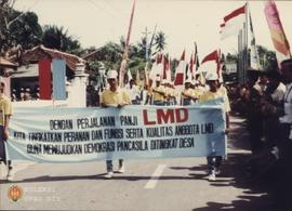 Peserta kirab membawa spanduk yang memuat tema peringatan LMD.
