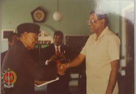 Pejabat Gubernur DIY Paku Alam VIII sedang berjabat tangan dengan Duta Besar India, setelah penye...