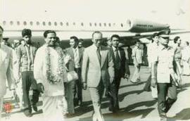 P.M. Srilangka dan Sri Paduka Paku  Alam VIII berjalan bersama diikuti anggota rombongan