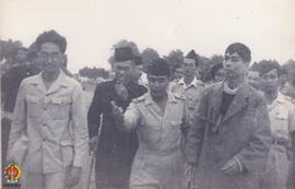 Panglima Besar Jenderal Soedirman disambut oleh Mr. Syafrudin Prawironegoro dan Adi Sucipto setel...