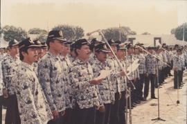 Paduan Suara PNS Kelompok Pria sedang menyanyikan lagu-lagu Mars KORPRI dan lagu perjuangan sambi...
