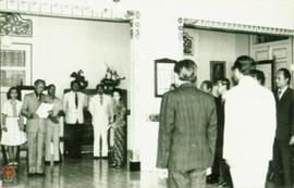 Wakil Gubernur sedang melantik kedua pejabat.