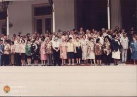 Foto bersama Presiden Soeharto didampingi Ibu Tien Soeharto, Mendikbud Prof. Dr. Ing. Wardiman Dj...